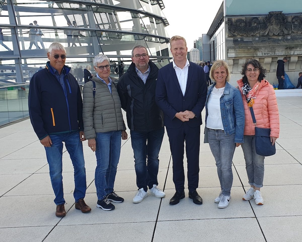„Endliks moal n lück platt to küern“ – Die Plattdeutsche Theatergruppe Enniger zu Besuch bei Henning Rehbaum in Berlin