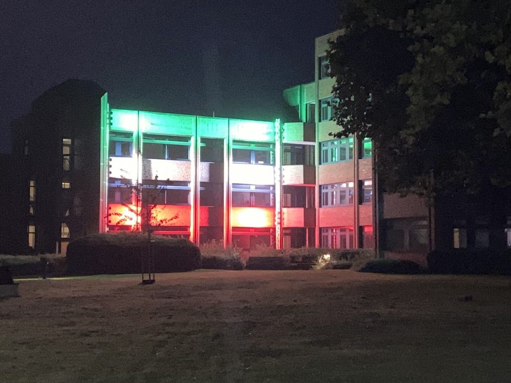 Kreishaus Warendorf leuchtet in den Landesfarben