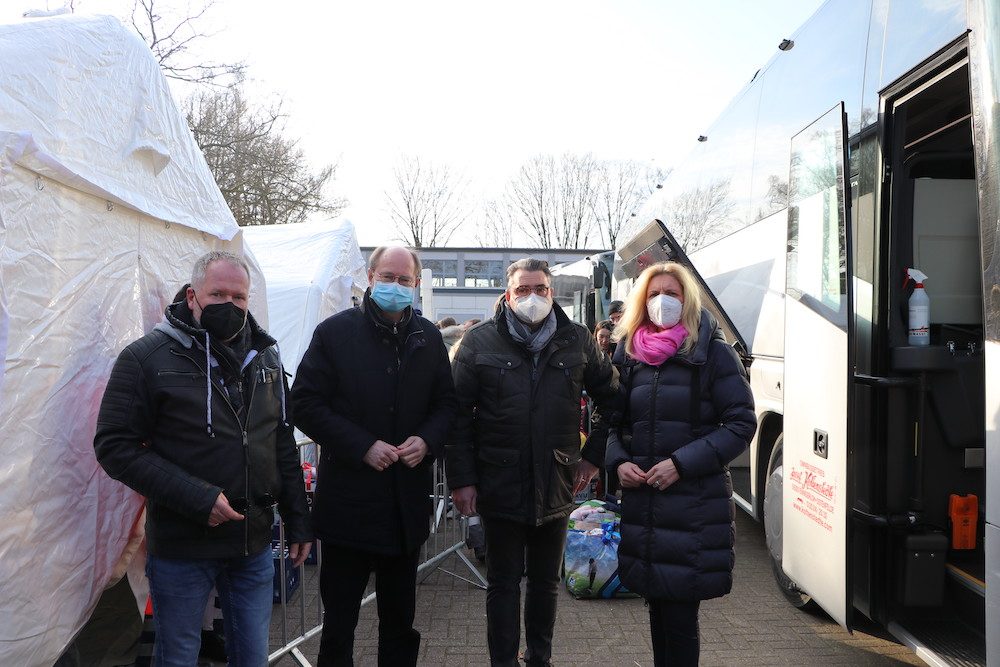 Flüchtlinge werden professionell betreut  –  Am Sonntagmorgen sind 79 ukrainische Flüchtlinge im Kreis Warendorf angekommen.