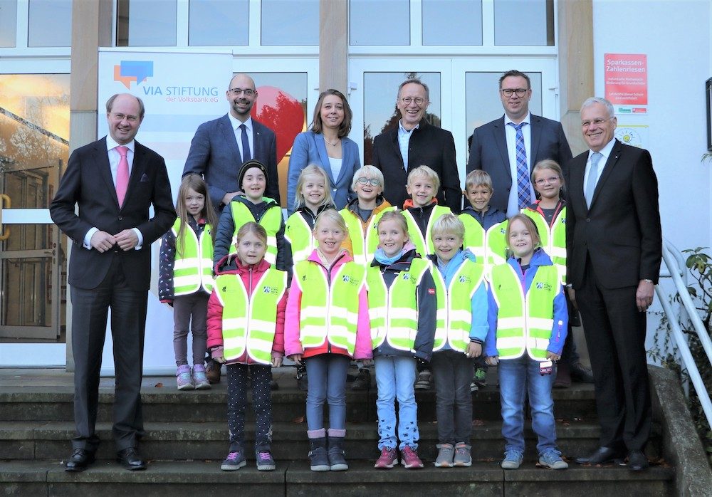 Verkehrswacht im Kreis Warendorf:  Signalwesten für die Erstklässler an Grundschulen