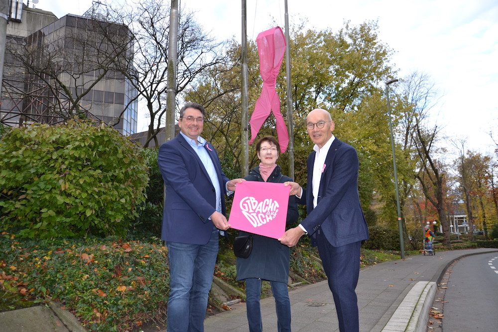„Rosa Schleife“ rückt Brustkrebs-Früherkennung ins Bewusstsein   –   Weltweites Symbol wieder am Ahlener Rathaus