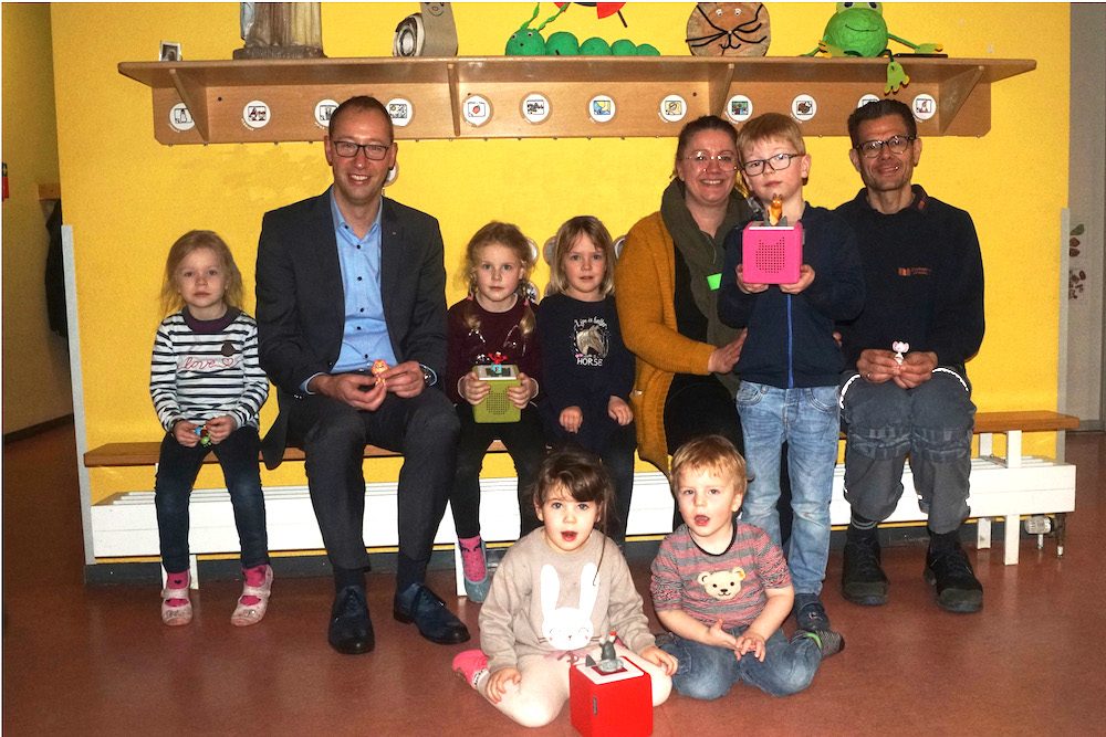 Sparkasse und Entsorgungsfachbetrieb Markowski spenden Tonie-Boxen an Teresa-Kindergarten