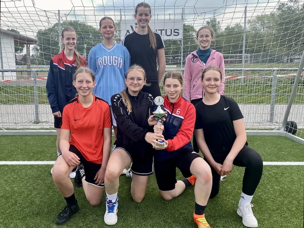 Das Mädchenteam des Mariengymnasiums Warendorf gewinnt das Fußballturnier der achten Klassen