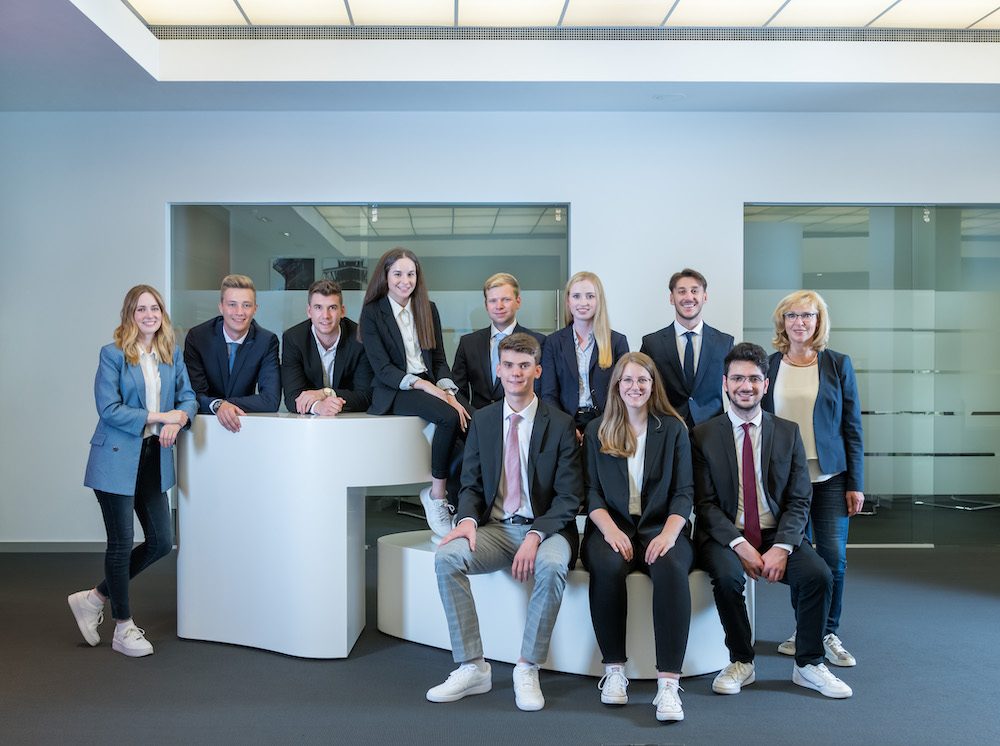Neun junge Menschen starten ihre Ausbildung bei der Volksbank eG und bei der Volksbank Immobilien GmbH