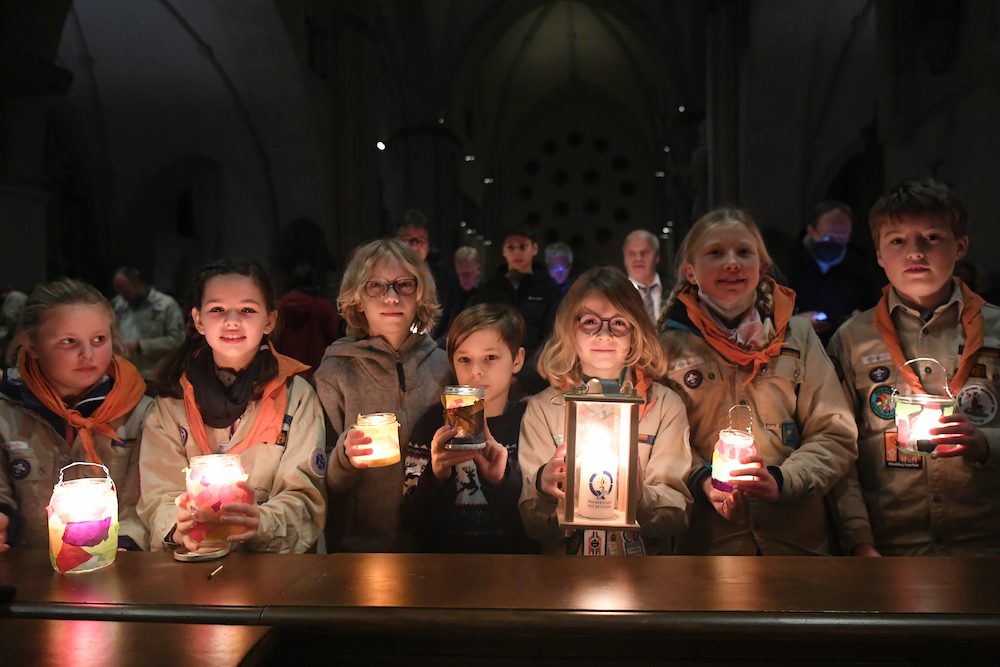 Über 1.500 Pfadfinderinnen und Pfadfinder empfangen das Friedenslicht im St. Paulus-Dom in Münster