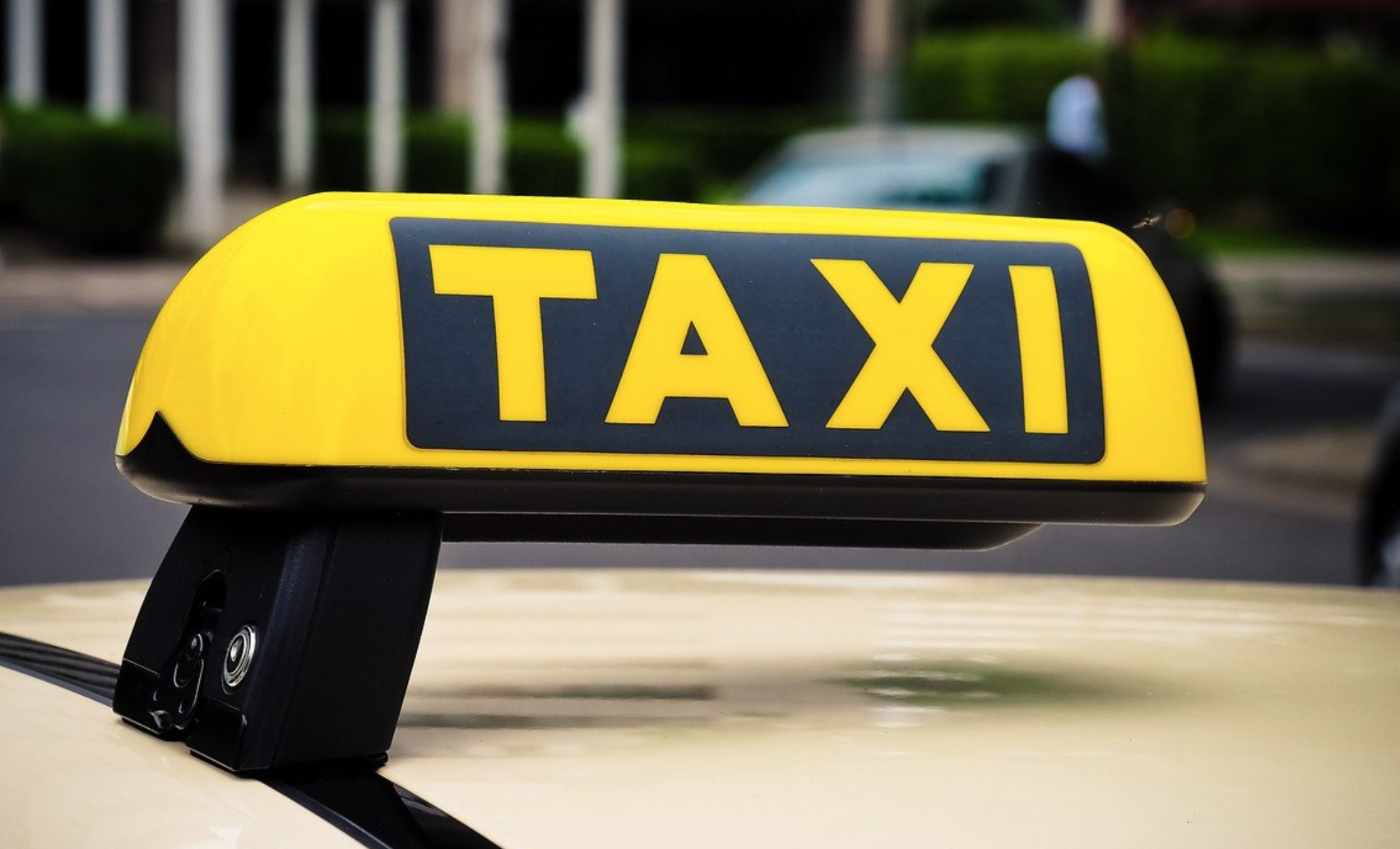 Mit dem Taxi zum Impfzentrum  –  Wer trägt die Kosten?