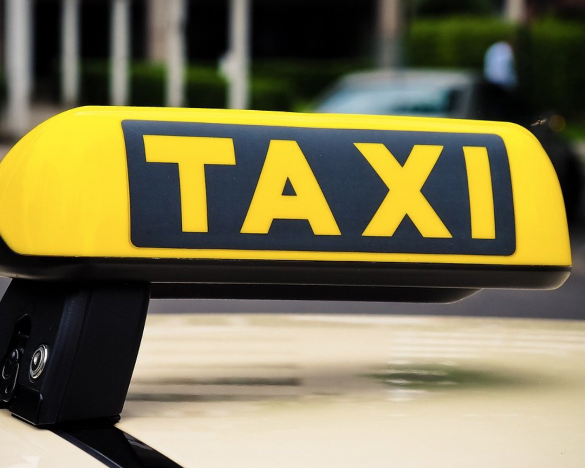 Mit dem Taxi zum Impfzentrum – Wer trägt die Kosten?