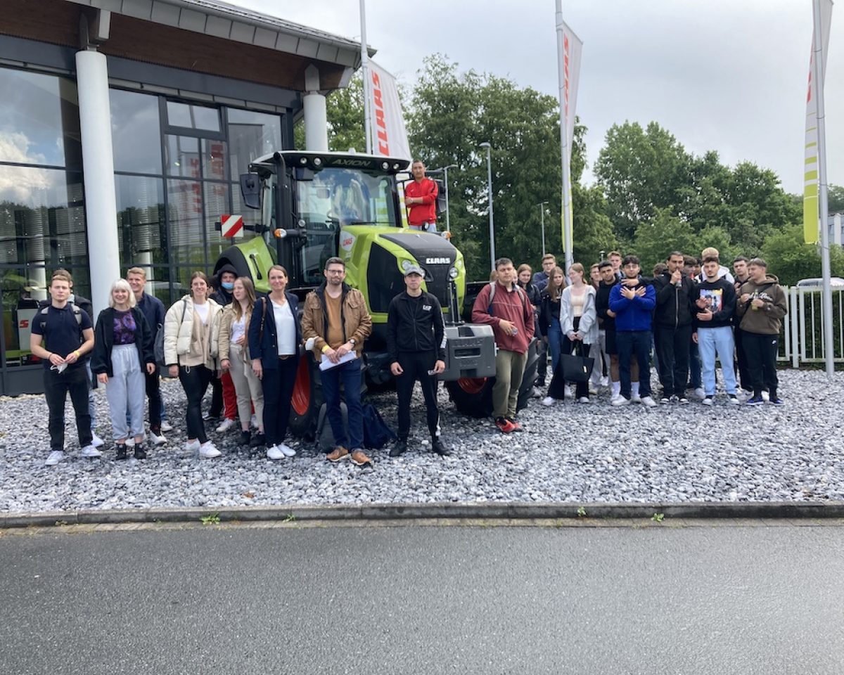 Einblicke in Ausbildungsberufe und Fertigungsorganisation: Unterstufenklassen der Höheren Berufsfachschule Wirtschaft und Verwaltung besuchten den CLAAS Newcomers‘ Day
