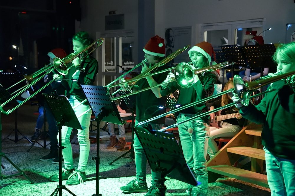Weihnachtskonzert der Big Band und der Bläserklassen des Mariengymnasiums beendet einjährige Aufführungspause