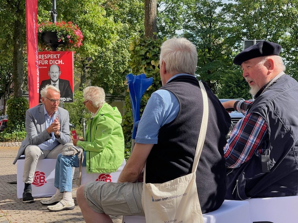 SPD-Bundestagsabgeordneter Bernhard Daldrup kommt mit dem Coffeebike  –  Stopp der Sommertour in Freckenhorst