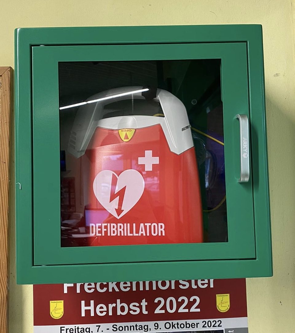 Freckenhorst ist ein Stück sicherer geworden: Defibrilator im Raiffeisen-Markt