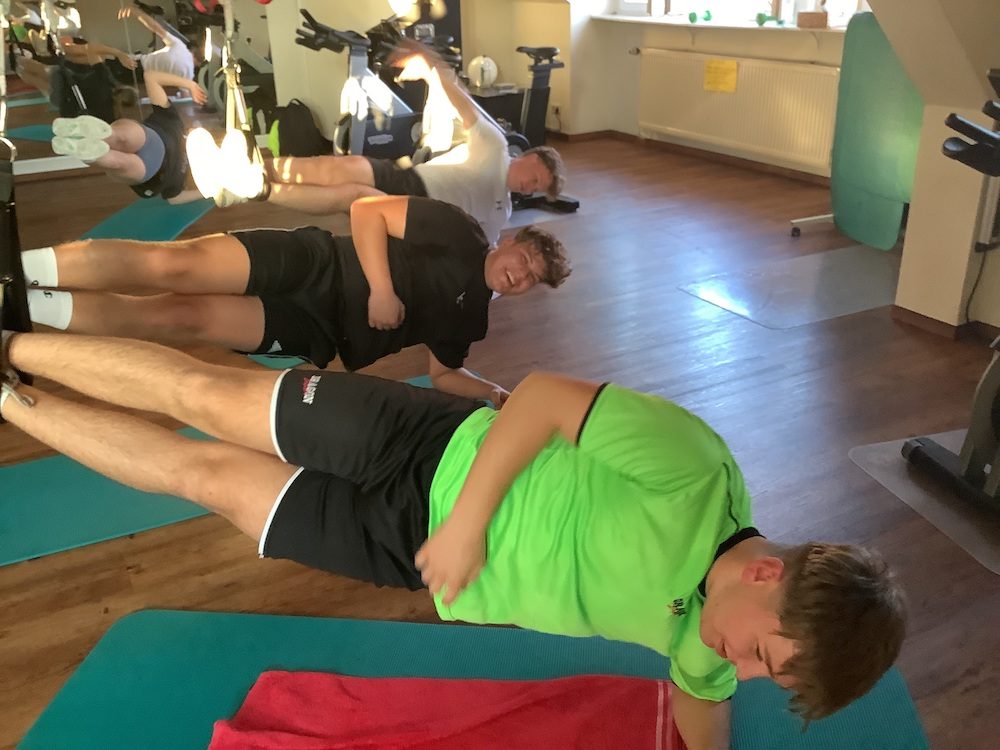 Fünf Sportkurse des Mariengymnasiums trainieren im Fitnessstudio