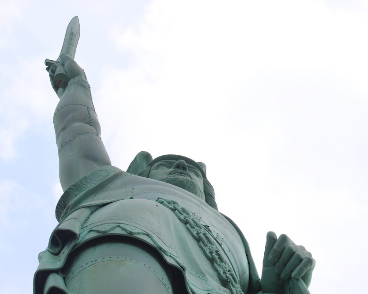 Am Hermannsdenkmal im Teutoburger Wald