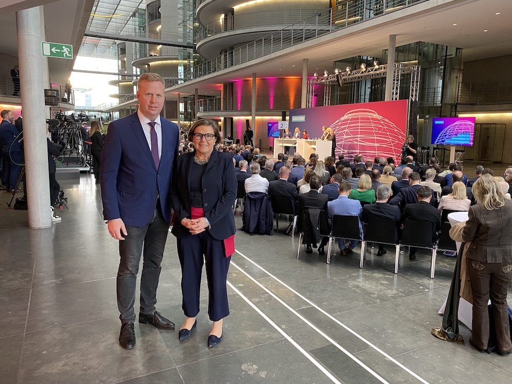 Henning Rehbaum trifft stellvertretende Bürgermeisterin Andrea Geiger zu Kommunalgipfel in Berlin