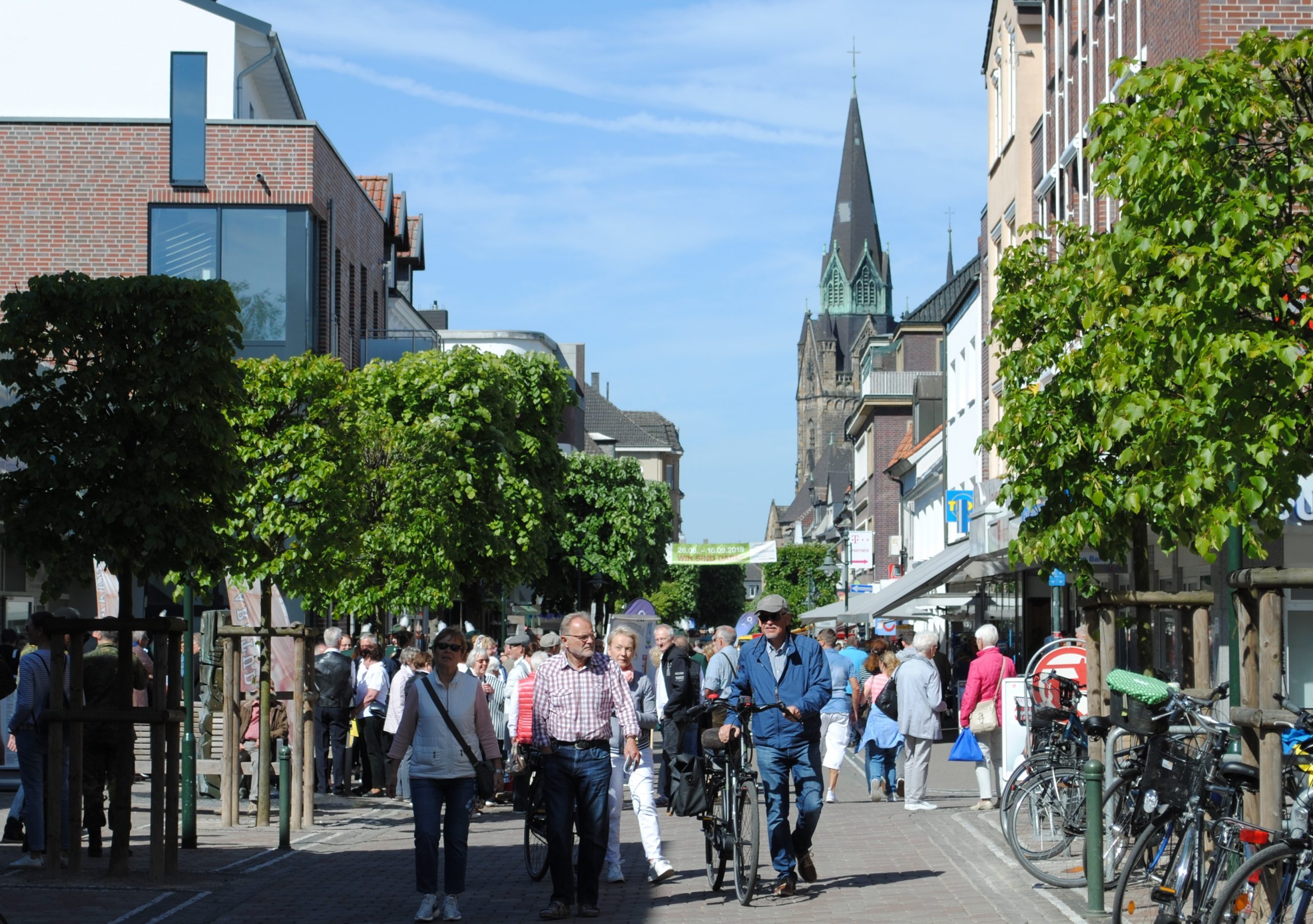 Freies Parken, kostenloser ÖPNV und Werbung auf der Ahlen-App: Stadt Ahlen setzt an Samstagen Impulse für die Innenstadt