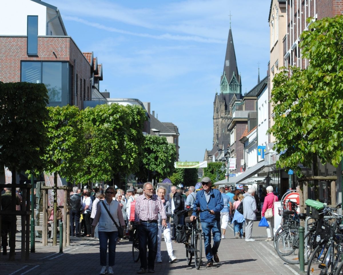 Freies Parken, kostenloser ÖPNV und Werbung auf der Ahlen-App: Stadt Ahlen setzt an Samstagen Impulse für die Innenstadt