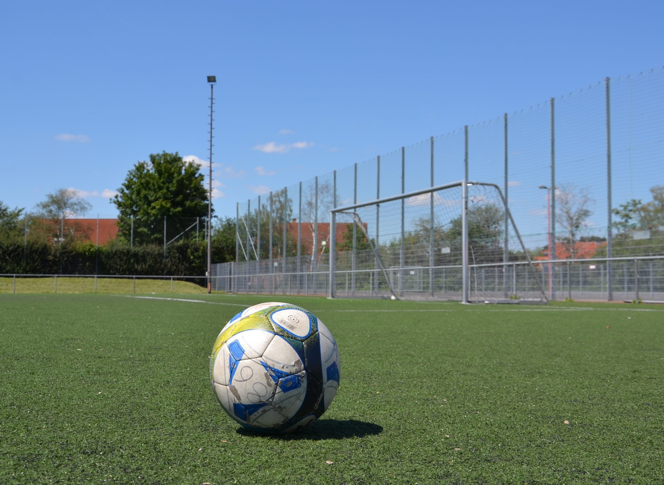 Wird schneller und heller: Trainingsplatz im Wersestadion vor Modernisierung