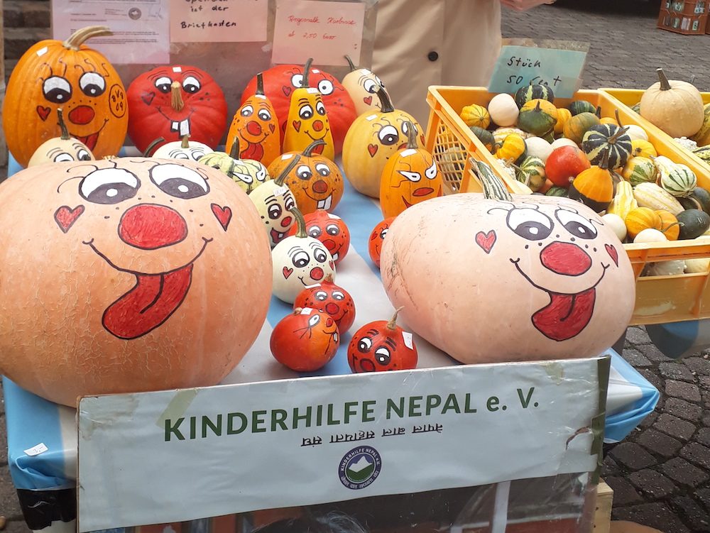 Kürbisverkauf für die Kinderhilfe Nepal e.V.