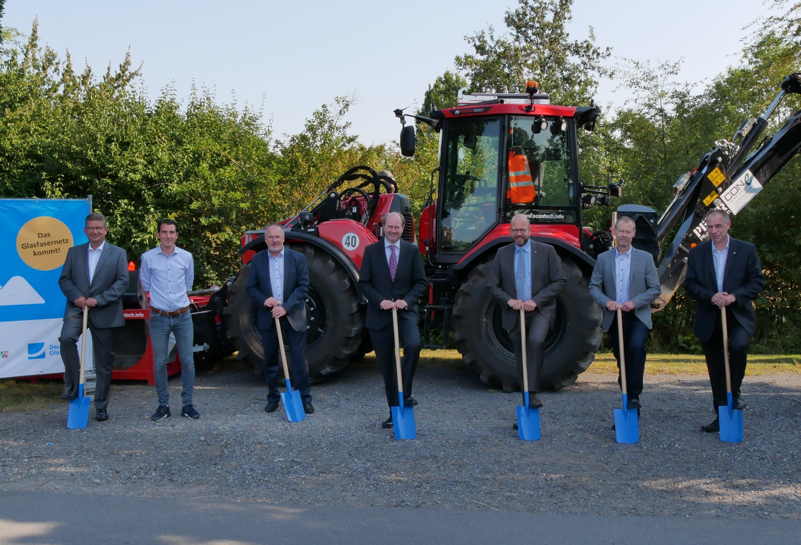 1. Spatenstich für Glasfaserausbau in Ennigerloher Außenbereichen / Größtes Investitionsprogramm in der Geschichte des Kreises Warendorf geht voran / Sonderaufruf Industrie- und Gewerbegebiete bewilligt