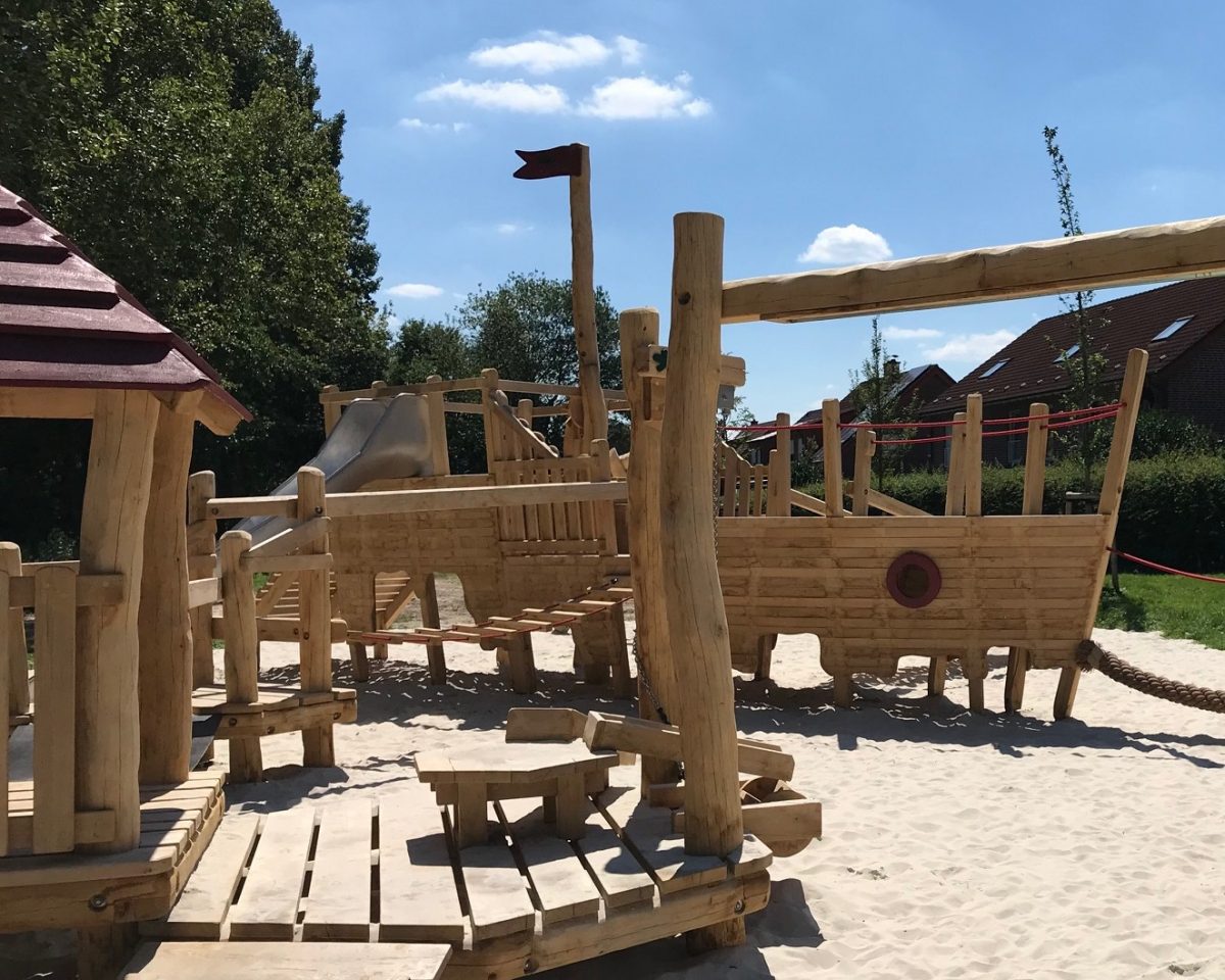 Piratenschiff ankert am Ufer des Richterbachs in Ahlen