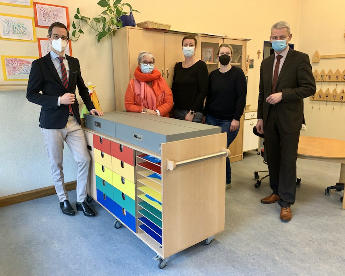 Volksbank Sassenberg unterstützt Kita St. Johannes mit neuer Kreativecke