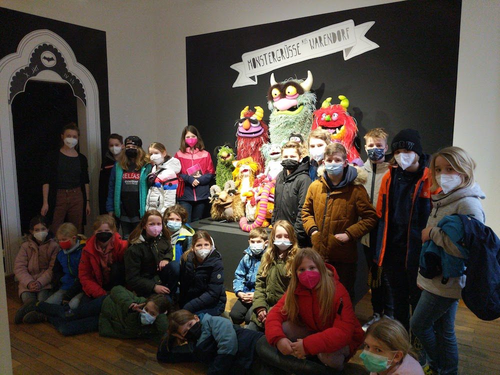 Bunte Monster und Klappmaulfiguren  –  Ein Ausstellungsbesuch der fünften Klassen des Mariengymnasiums