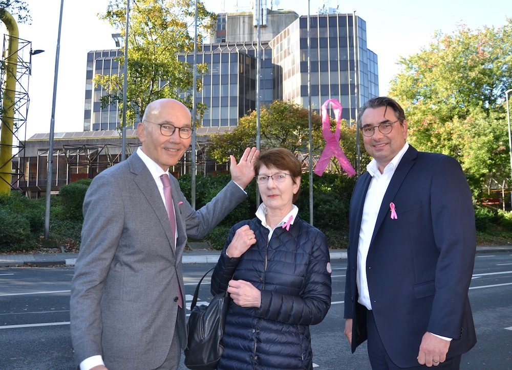 „Pink Ribbon“ am Rathaus macht auf Brustkrebs-Früherkennung aufmerksam   –  Bürgermeister Berger präsentiert „Rosa Schleife“ – Kinospot in Ahlen