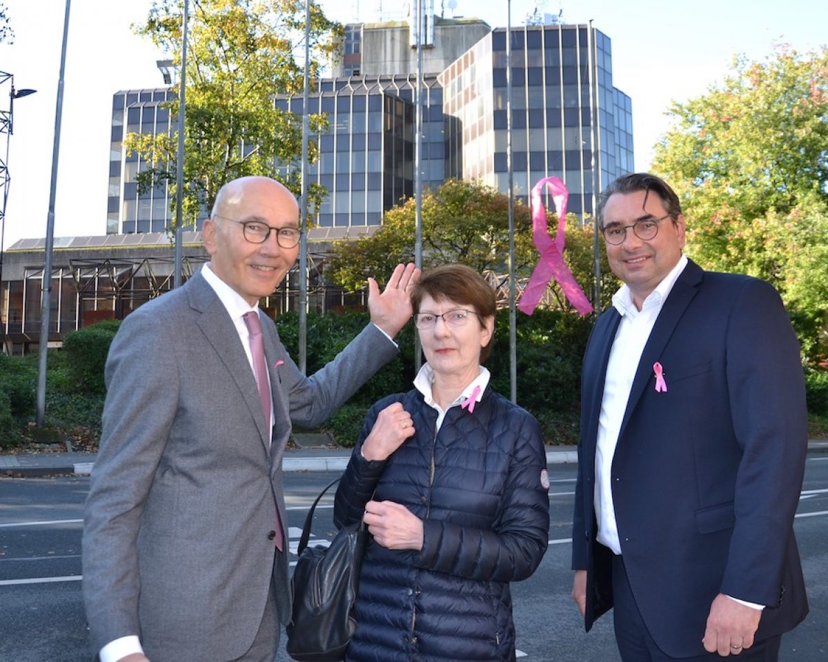 „Pink Ribbon“ am Rathaus macht auf Brustkrebs-Früherkennung aufmerksam – Bürgermeister Berger präsentiert „Rosa Schleife“ – Kinospot in Ahlen