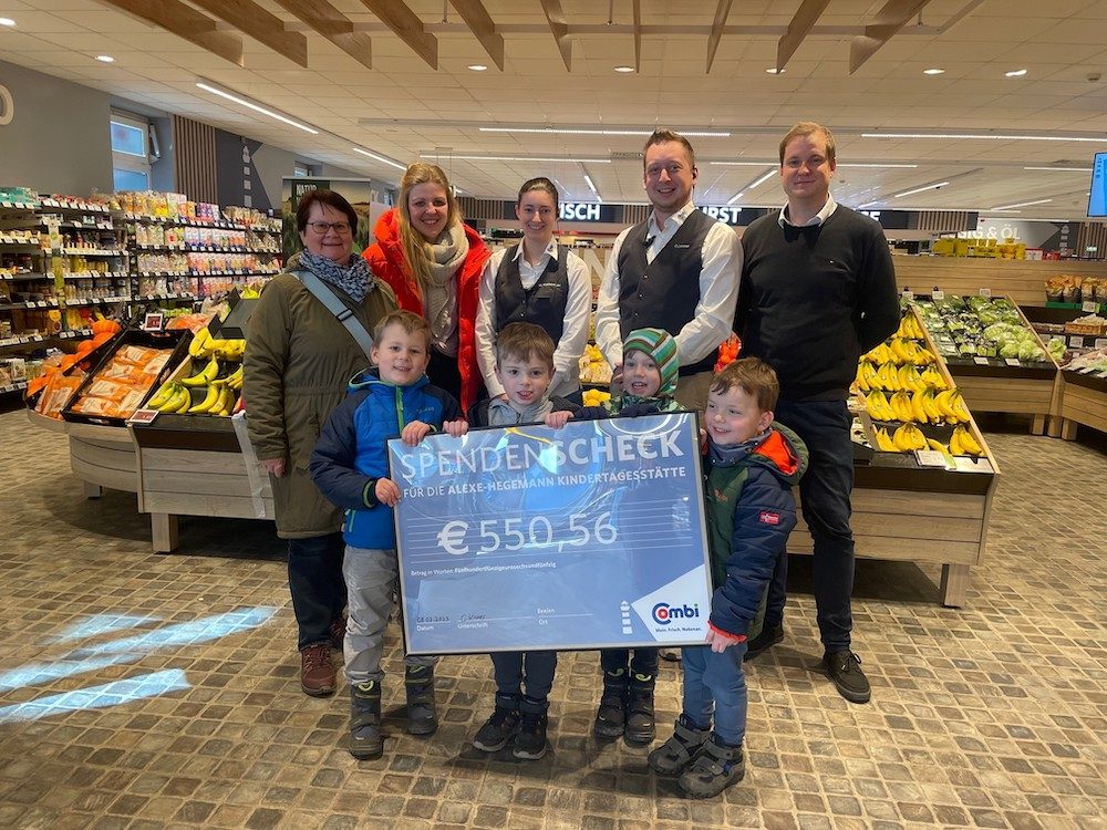 Combi Beelen übergibt 550 Euro an Kindertagesstätte   –  Großer Zuspruch für Leergutbon-Spendenaktion