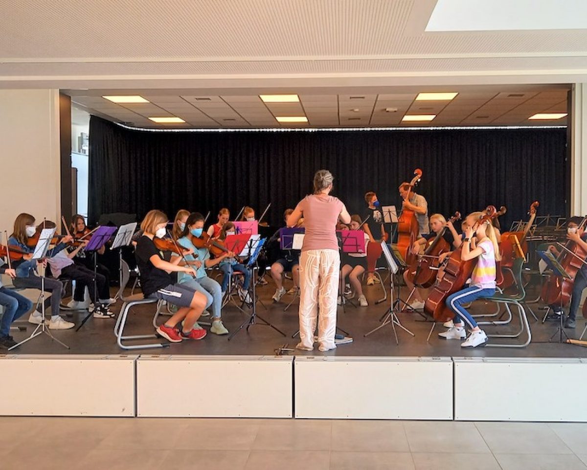 Streichorchester aus dem ganzen Kreis auf der Bühne: „Von den Beatles bis Bach – alle Streicher unter einem Dach“