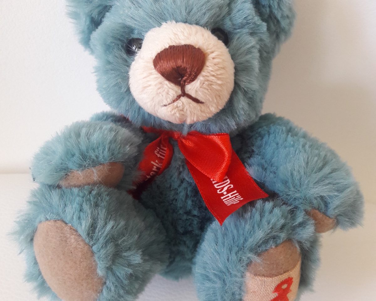 Kuscheln geht immer… mit dem Spendenteddy der Aidshilfe