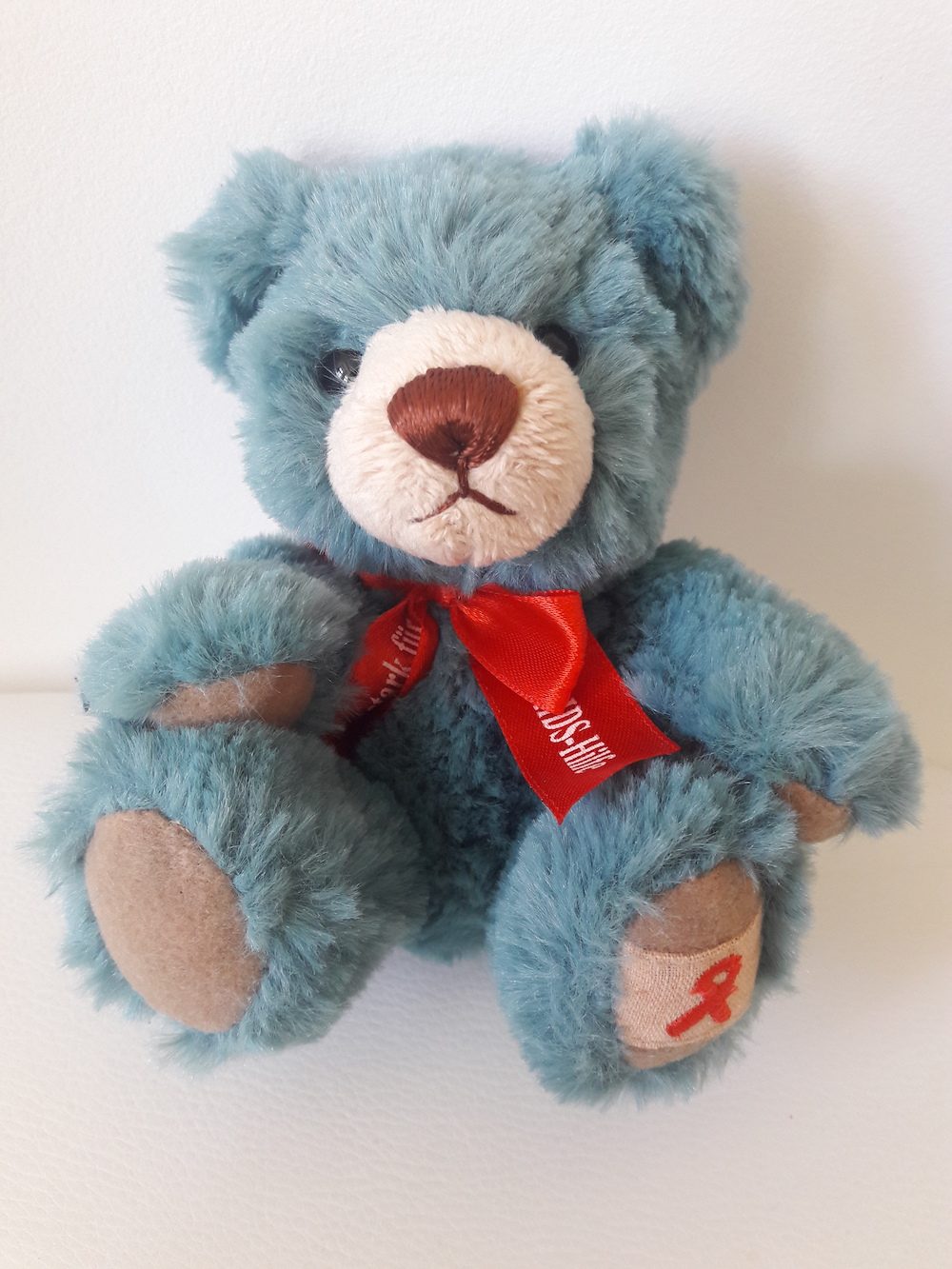 Kuscheln geht immer… mit dem Spendenteddy der Aidshilfe