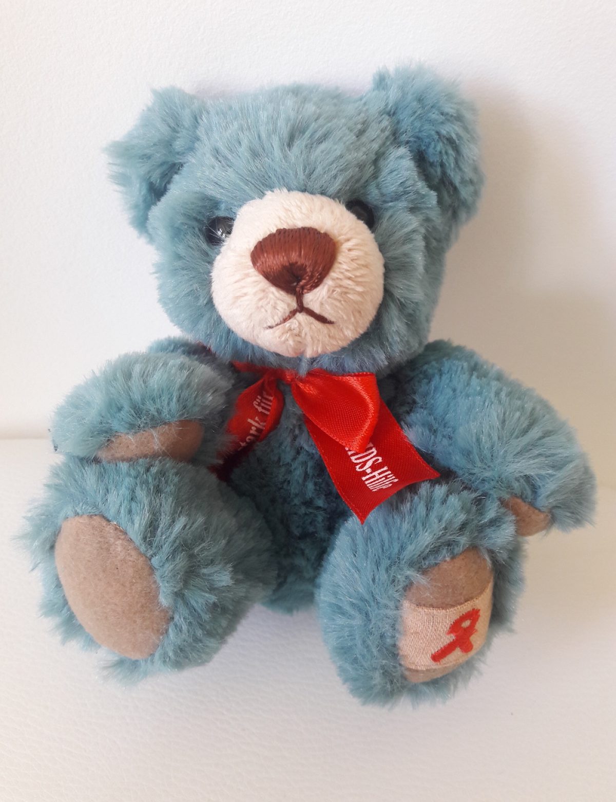 Kuscheln geht immer… mit dem Spendenteddy der Aidshilfe