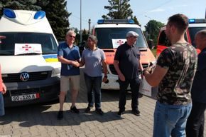 Übergabe von drei Krankenwagen unter Mitwirkung der Aktion Kleiner Prinz nach Charkiw im Nordosten der Ukraine