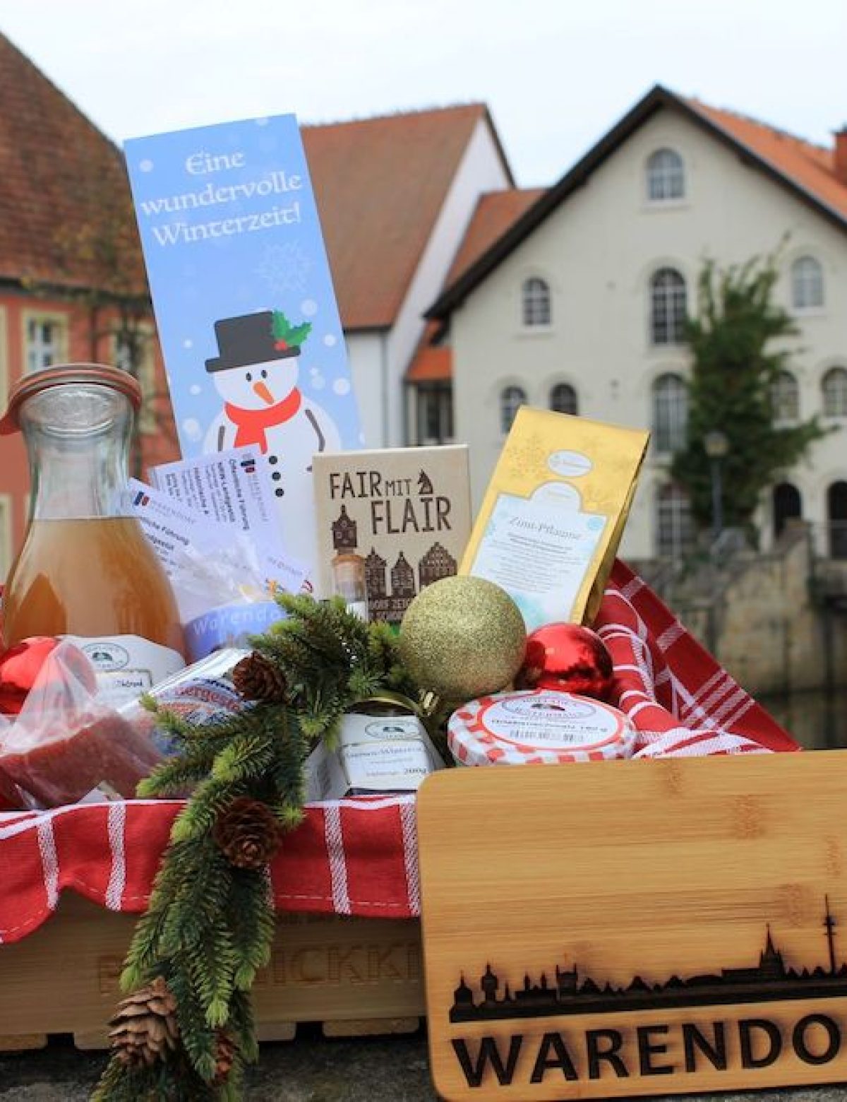 Die Tourist Information der Stadt Warendorf bietet gefüllte Picknickkisten als Weihnachtsgeschenk