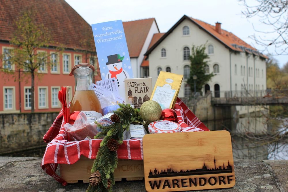Die Tourist Information der Stadt Warendorf bietet gefüllte Picknickkisten als Weihnachtsgeschenk