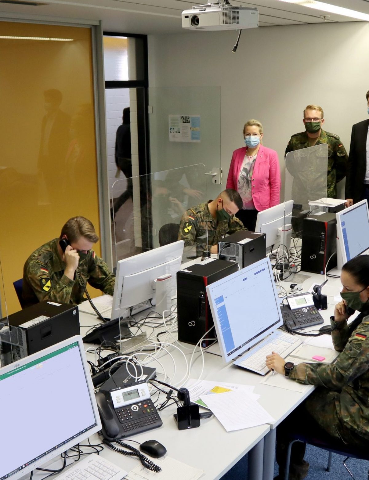 Bundeswehr unterstützt Gesundheitsamt bei der Ermittlung von Kontaktpersonen / „Tempo bei den Neuansteckungen drosseln“